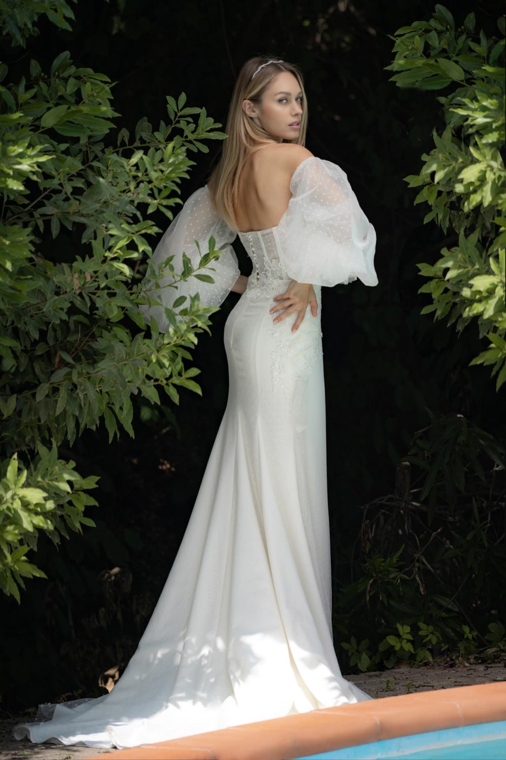 Abito da sposa Magnani Bridal Couture: cady elasticizzato con inserti in tulle plumettil - BC 230 